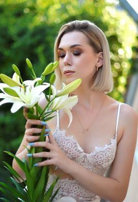 Ukraine single woman Karina from Kharkiv age 23